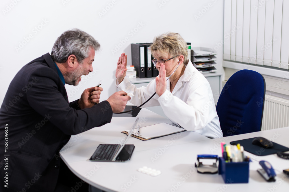 Obraz premium Pharmavertreter in Arztpraxis