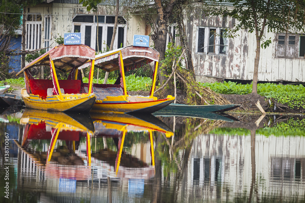 Obraz premium Lifestyle in Dal lake, local people use 'Shikara', a small boat for transportation in the lake of Srinagar, Jammu and Kashmir state, India.