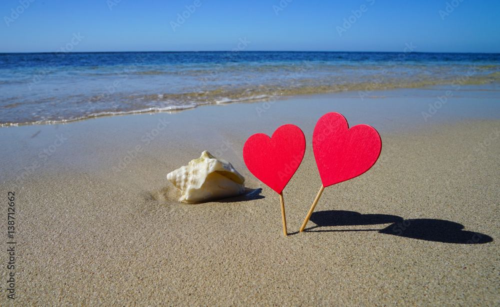 Fototapeta premium coeurs et coquillage sur la plage