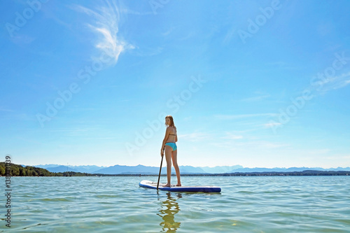 Canvastavla Mädchen beim Stand up paddling auf dem Starnberger See