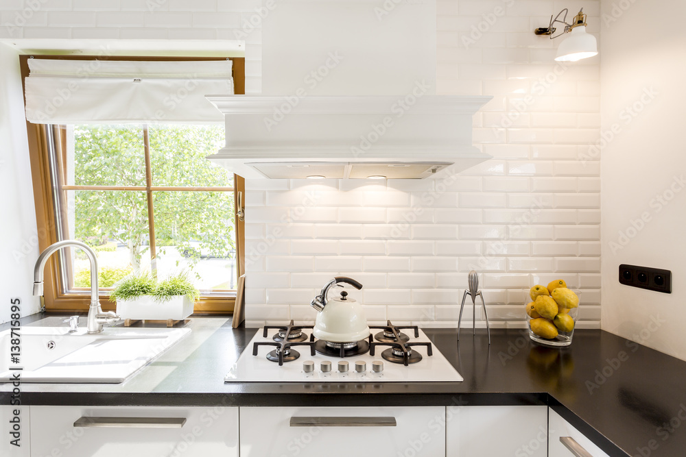 Fototapeta premium White kitchen with black countertop