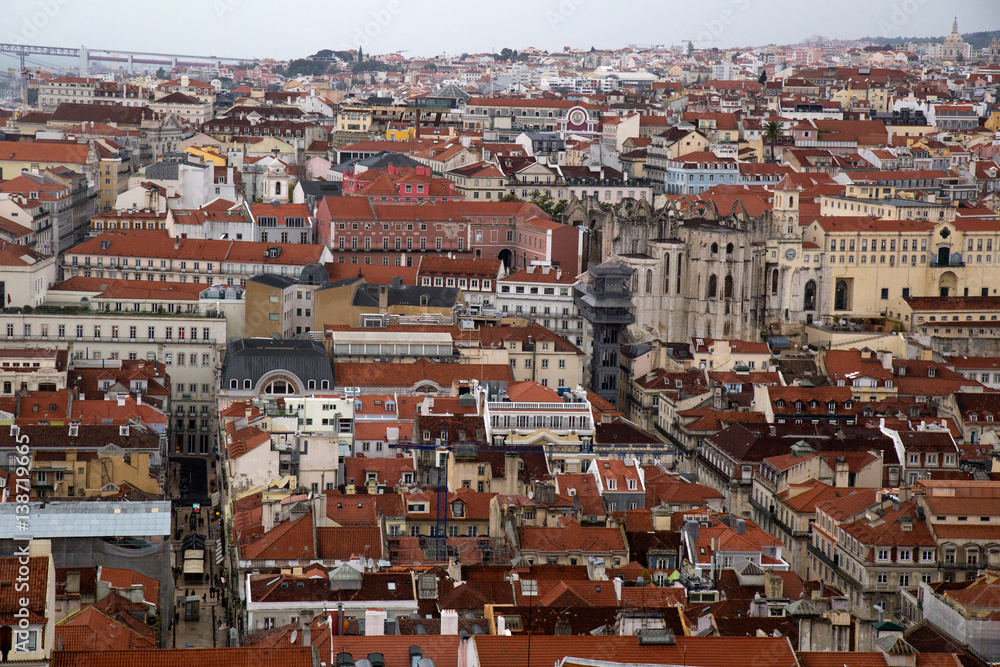 Blick vom Castelo de S. Jorge auf die roten Dächer von Baixa in Lissabon, Portugal
