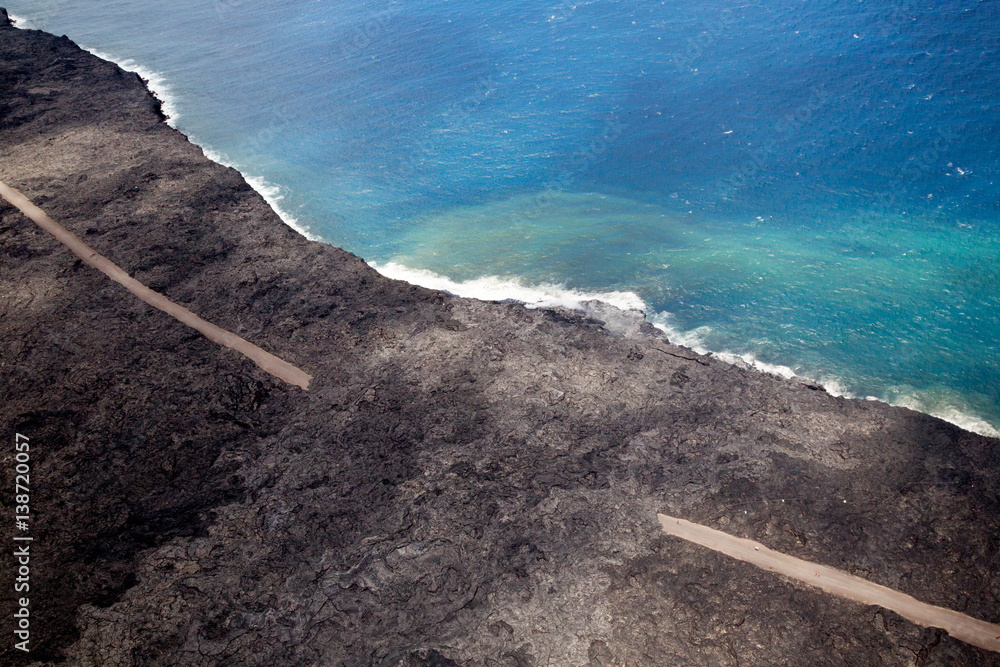 Glühende Lava fliesst ins Meer an der Südküste von Big Island, Hawaii, USA.