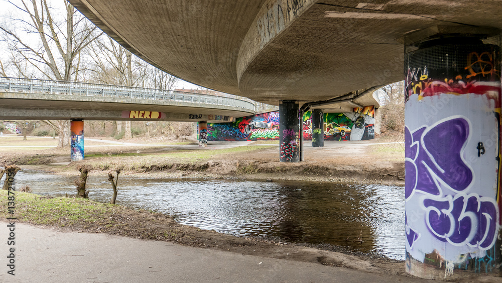 Graffities an Brücke