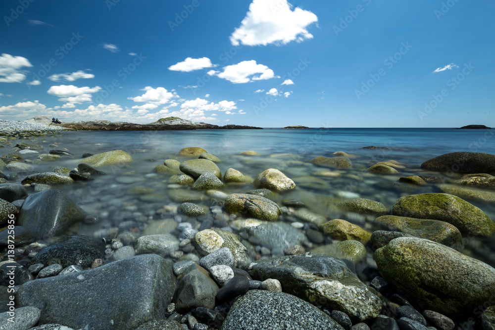 Steiniger Strand im Sommer 