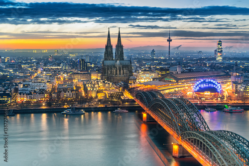 Köln: Kölner Dom mit Hohenzollernbrücke und Rhein 
