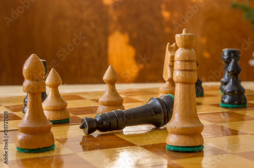 kompozycja, drewniane tradycyjne szachy na brązowym tle