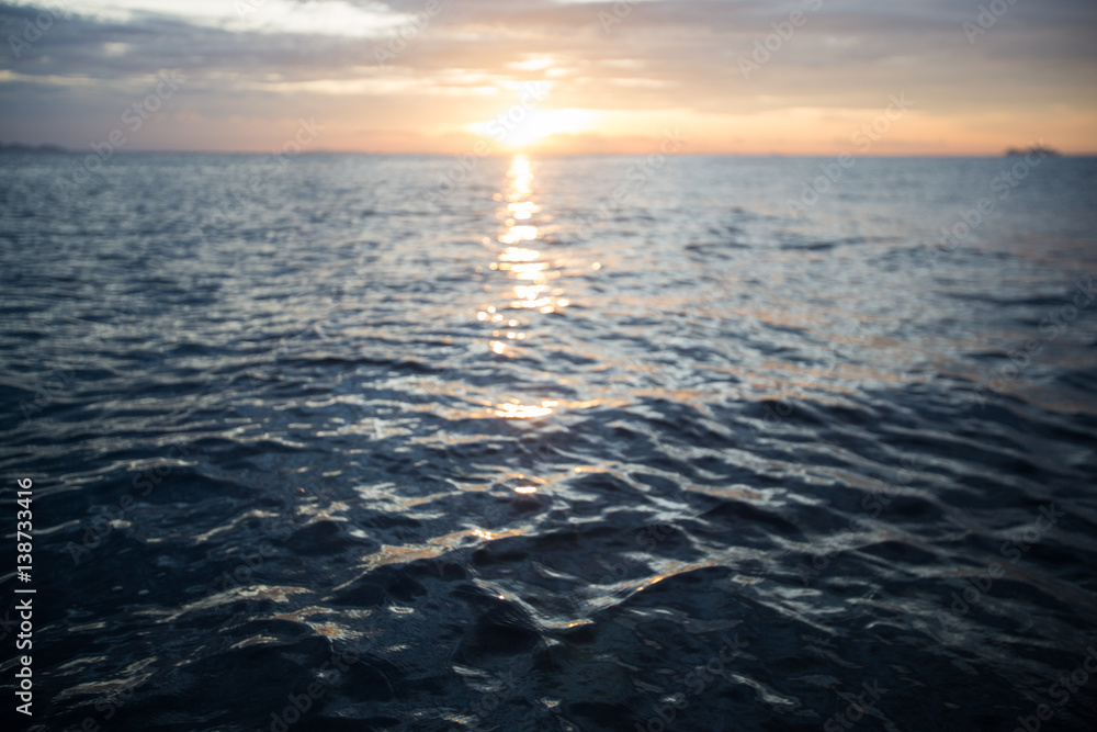 Obraz premium ocean wave splitted by waterline to sunset view