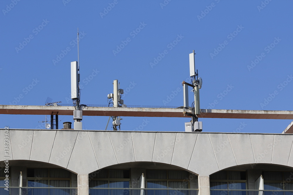 Mobile antenna in the roof of a building