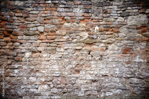 Rustikale Ziegelsteinmauer / Eine rustikale Mauer aus versetzten und abgebrochenen Ziegelsteinen.
