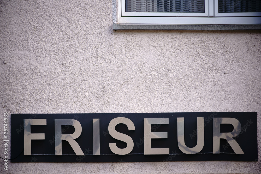 Schild Friseur / Die Außenfassade eines Wohn- und Geschäftsgebäudes mit der Aufschrift Friseur. Schild Friseur / Die Außenfassade eines Wohn- und Geschäftsgebäudes mit der Aufschrift Friseur.
