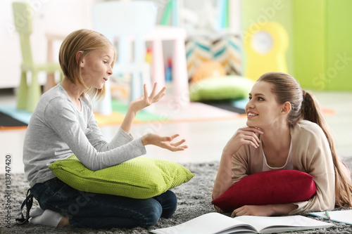 Young female psychologist w...