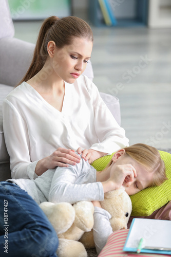 Young female psychologist w...