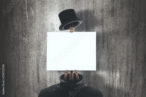 Fotografi surreal man wear an easel with empty canvas