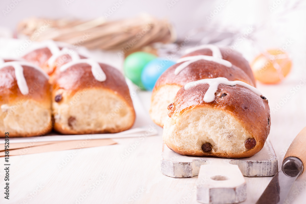 Naklejka premium Hot cross buns on Easter table
