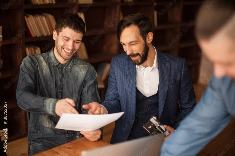 Obraz premium multinational business team brainstorms in the workplace in a mo