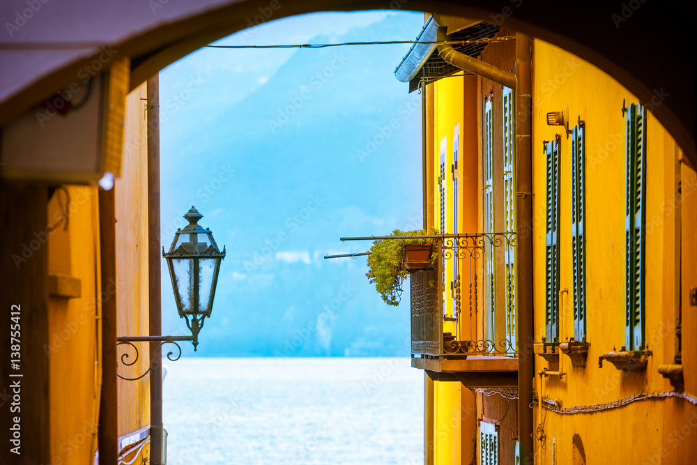 Obraz premium View of the lake of Como through old-fashioned windows