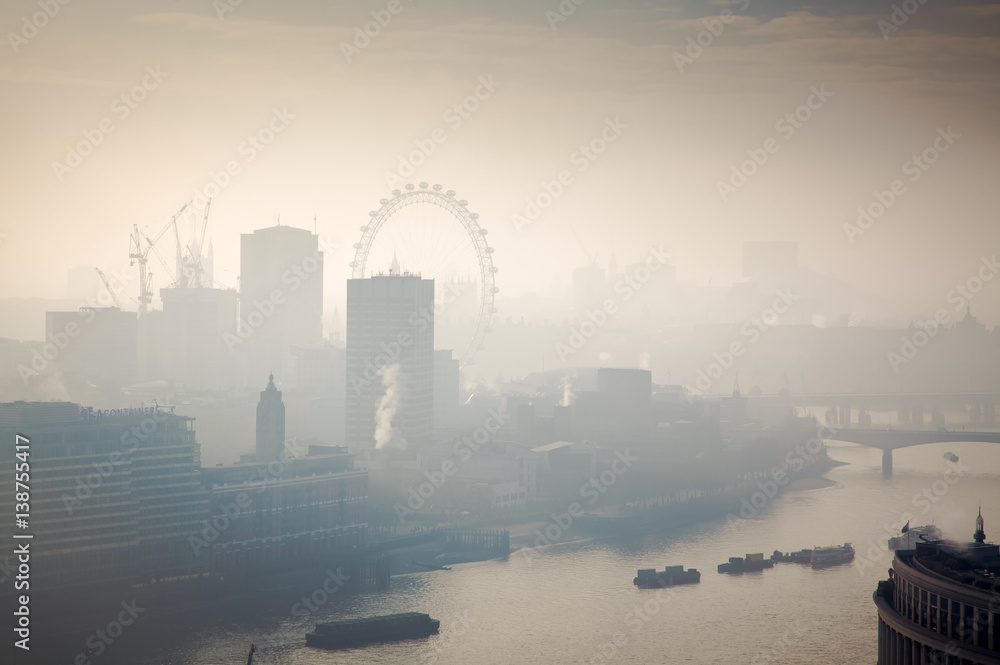 Obraz premium widok z dachu na Londyn w mglisty dzień z katedry św. Pawła w Wielkiej Brytanii