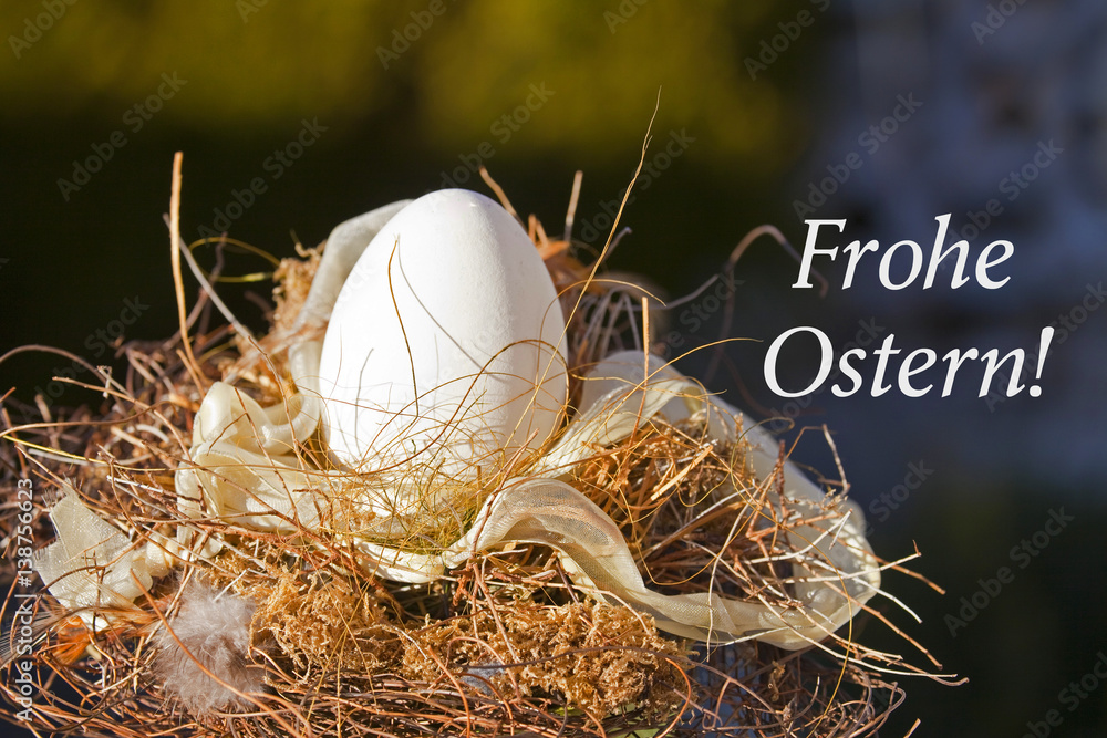 Obraz premium Ein Osterei im Gesteck