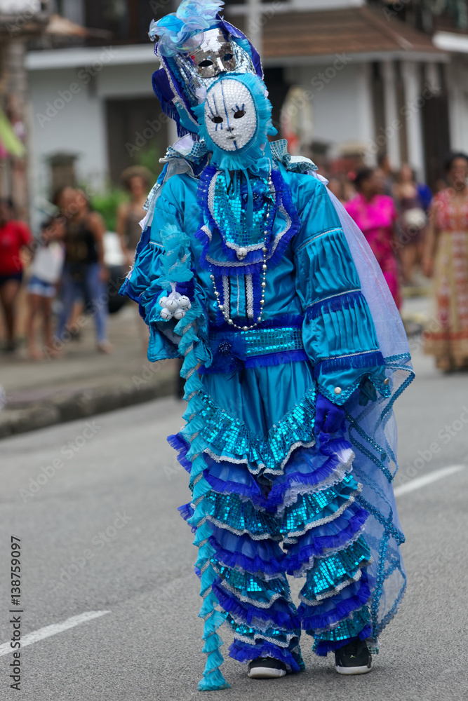 Deux masques pour le déguisement de la touloulou bleue à la grande parade de Cayenne en Guyane française