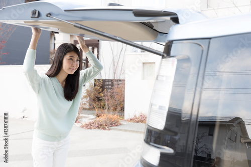 Tableau sur toile attractive asian woman opening backdoor