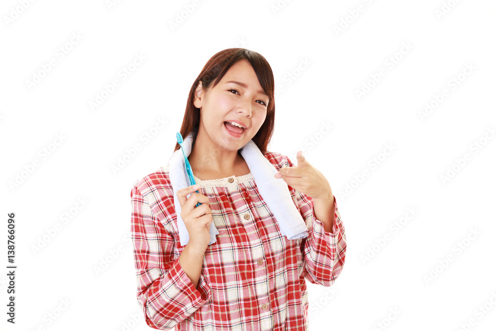 歯磨きをする女性
歯磨きをする女性