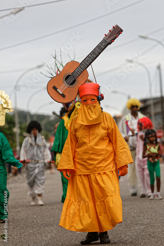 chapeau en guitare pour le défilé de la grande parade de Cayenne en Guyane française