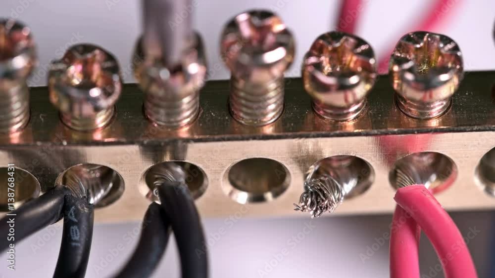 Electrical contacts twists wires in comb Electrical contacts twists wires in comb