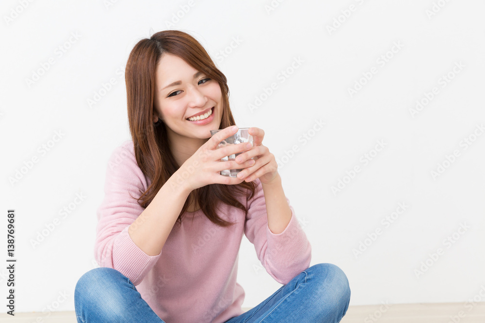 水を飲む女性 水を飲む女性