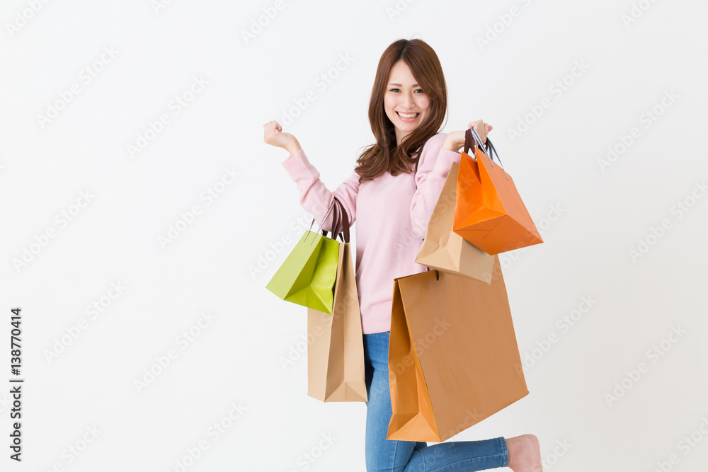 買い物をする女性