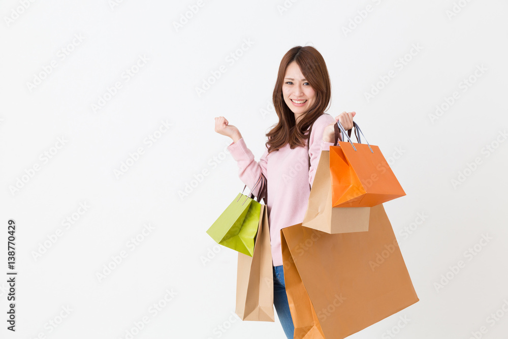 買い物をする女性