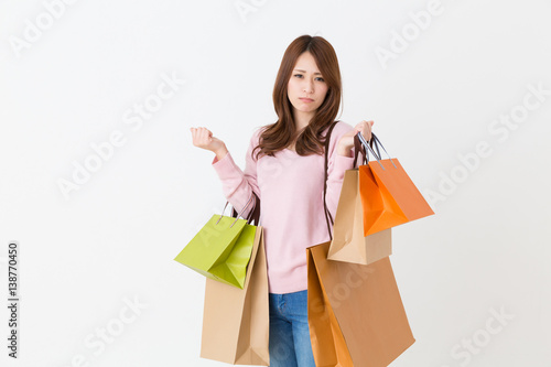 買い物をする女性 考える
