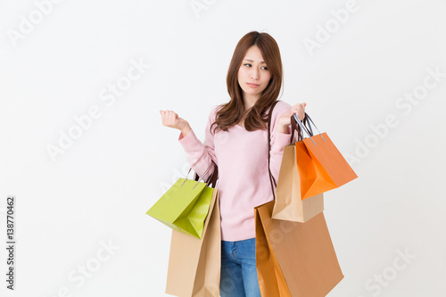 買い物をする女性 考える