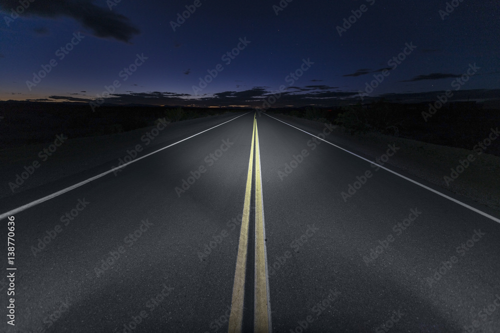 Obraz premium Quiet Mojave desert portion of Route 66 at night in Southern California. 