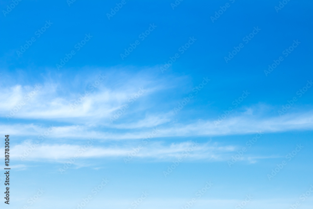 Fototapeta premium Białe chmury na niebie