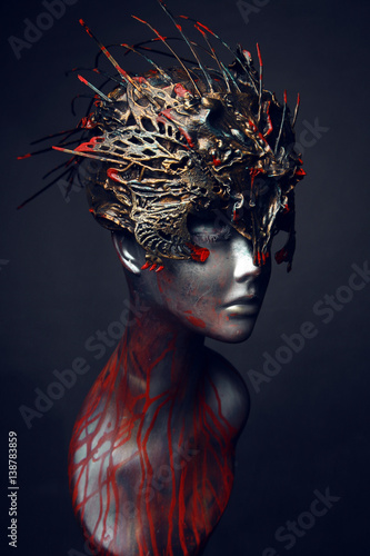 Mannequin in head wear with long spikes