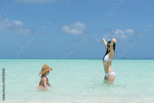 ビーチで遊ぶ母と娘