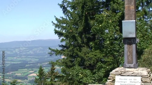 Am Masenberg in der Oststeiermark mit Gipfelkreuz (vertikaler Kameraschwenk) photo