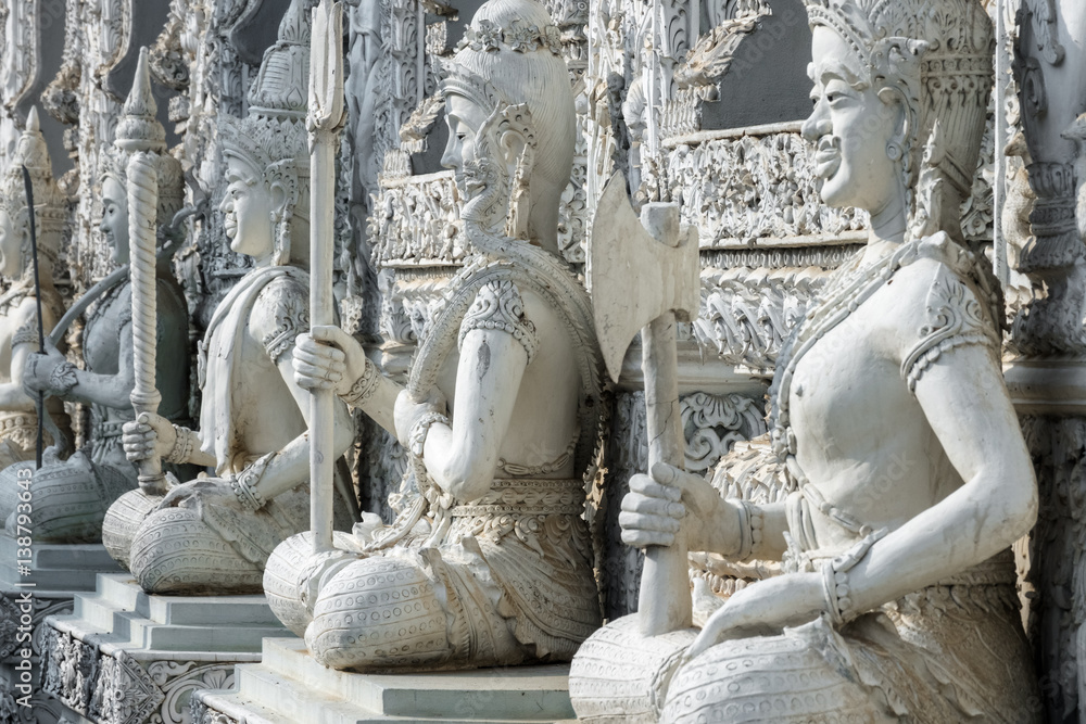 Buddhistische Figuren beim Tempel in Nan, Thailand