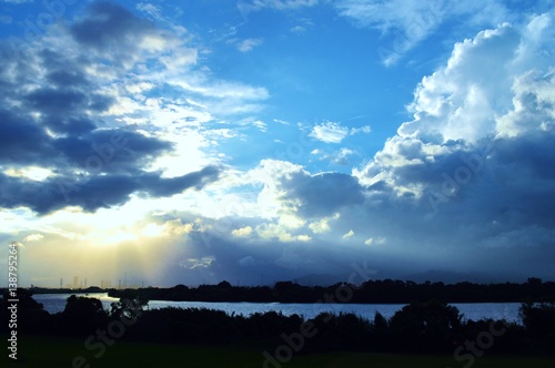 夏雲と川の風景