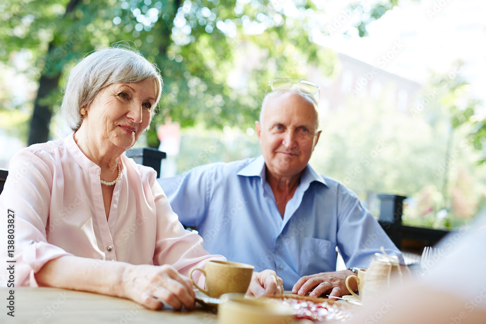 Φωτογραφία Waist-up portrait of pretty senior couple with smiles on their faces enjoying te