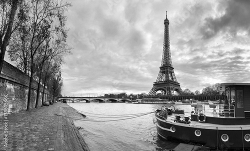 Canvas Print Beautiful panoramic view of the Eiffel Tower and Jena bridge from the river Seine embankment