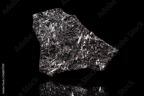 Silizium oder Silicium, schwarzer Hintergrund, Element, Rohstein