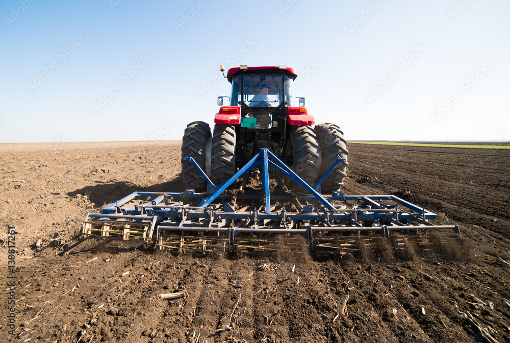 Obraz premium Tractor preparing land