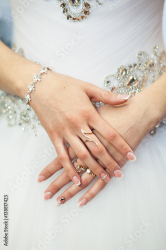Невеста сложила руки на талии. Сборы невесты