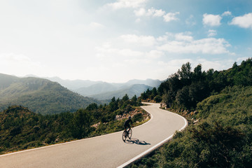 Wandcirkels Fietsen Wielrenner daalt af op bergweg  © onewithahalf