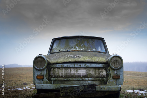 Fotografie Trabant Drama Schrott mit Himmel