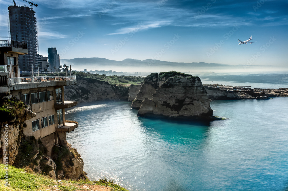 Naklejka premium Pigeon Rocks, słynne formacje geologiczne u wybrzeży Bejrutu w Libanie.