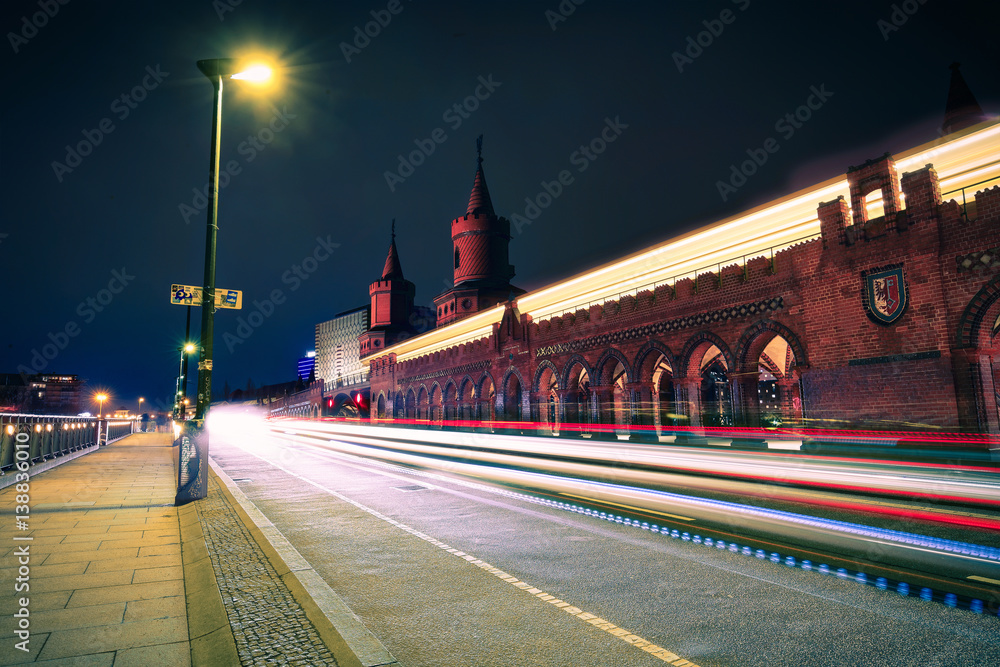 Obraz premium Straßenverkehr an der Oberbaumbrücke bei Nacht