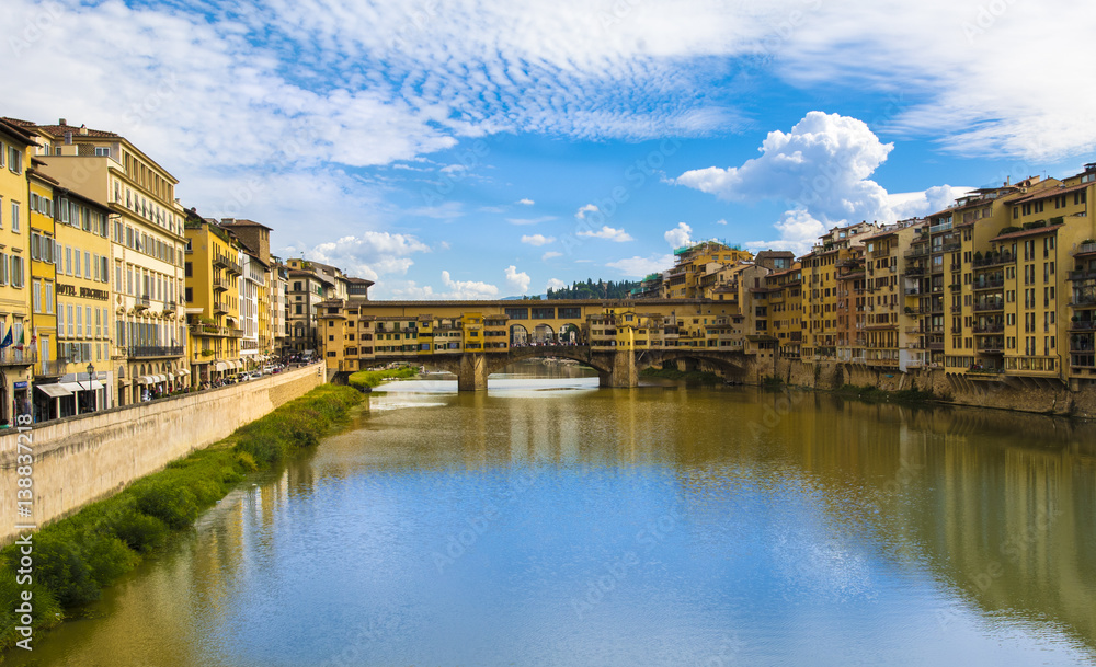 Obraz premium Ponte Vecchio Bridge crossing the Arno River in Florence, UNESCO World Heritage Site, Tuscany, Italy, Europe